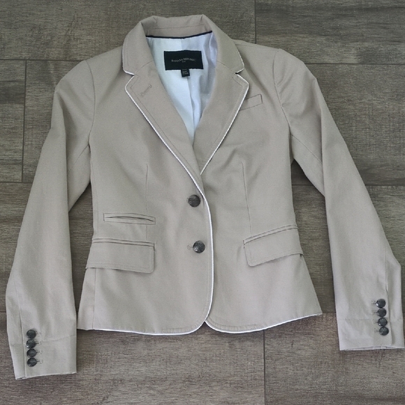 Banana Republic Jackets & Blazers - Banana Republic Tan Women's Blazer